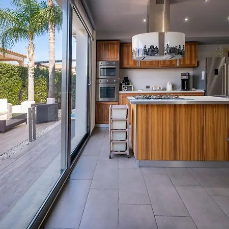 Two Palms By Interhome Avola